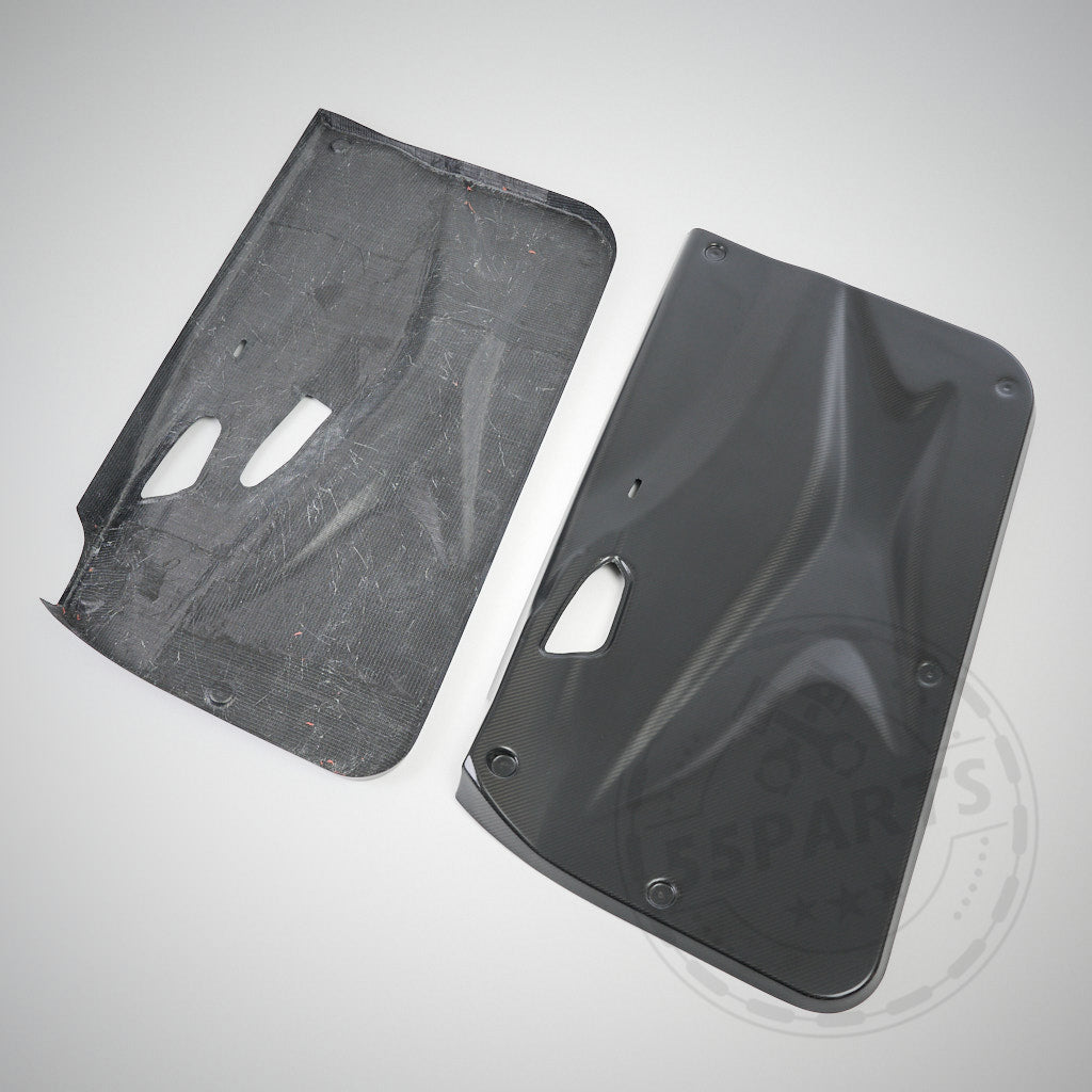 Die 55Parts Carbon Türverkleidung Türpappen, passend für BMW F2x 1er, F2x 2er und F87 M2/Competition/CS, zeigt Passgenauigkeit und Qualität mit Griffausschnitt auf hellem Hintergrund.
