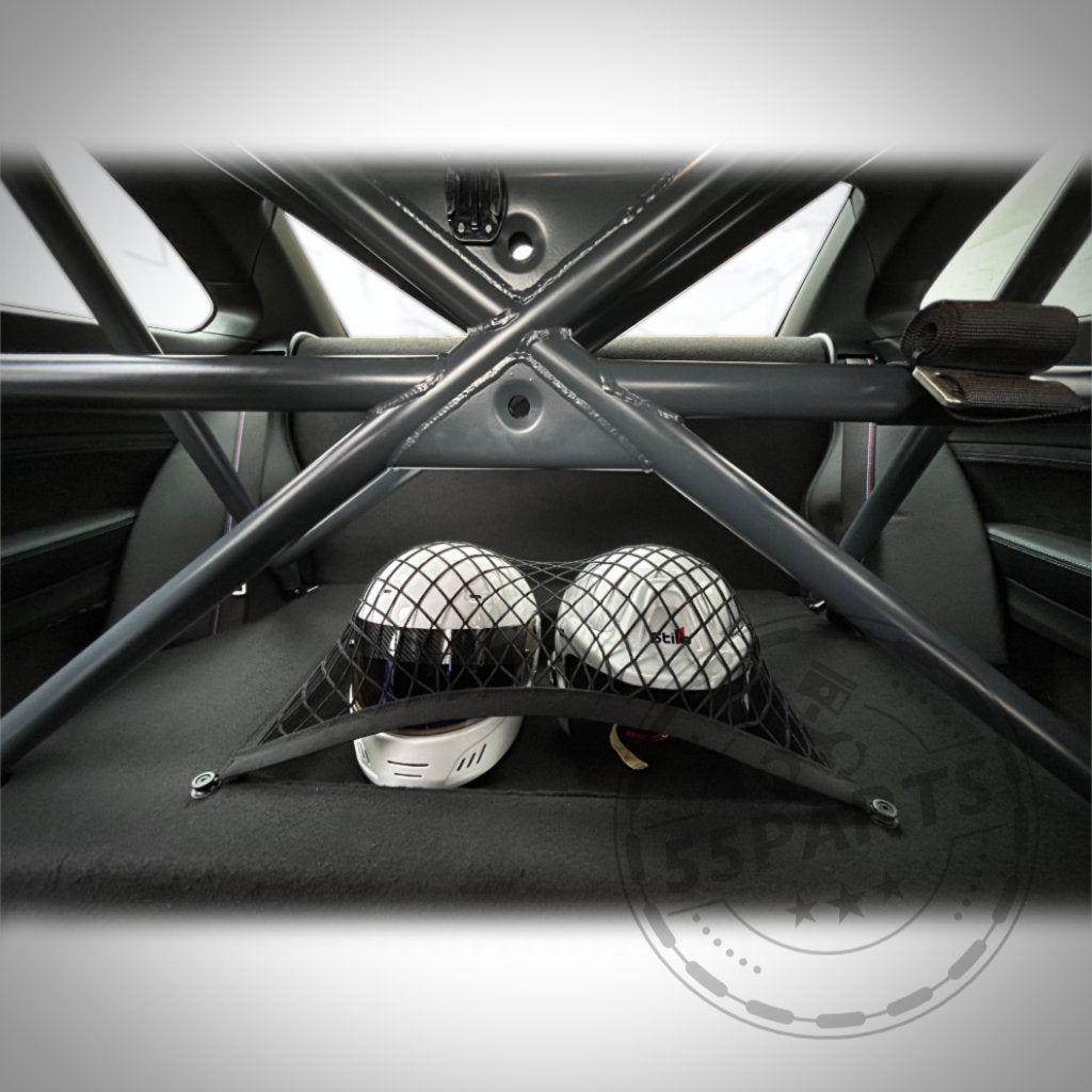 Ein 55Parts Clubsport Innenraum Ausbau mit Helmfach sichert einen Rennhelm hinter den Clubsportbügeln und Schalensitzen in Ihrem BMW F-Series 1er oder 2er (inkl. M2).