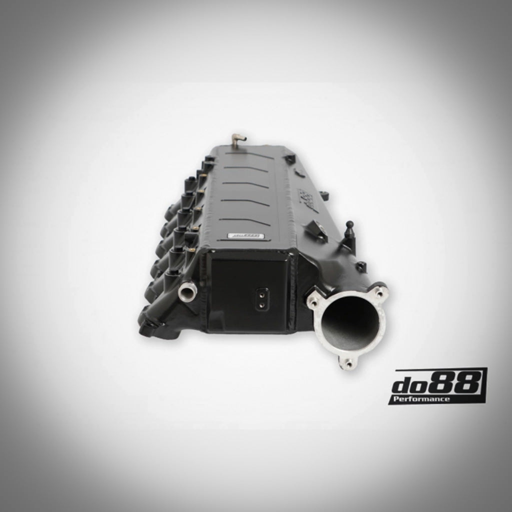 Schwarze DO88 Ansaugbrücke mit integriertem Ladeluftkühler, passend für BMW G42 2er, G2x 3er/4er, G3X 5er/6er, G1x 7er/8er, X3-X7, Z4 und A90 Supra mit B58 Gen 2 Motor, auf weißem Hintergrund.