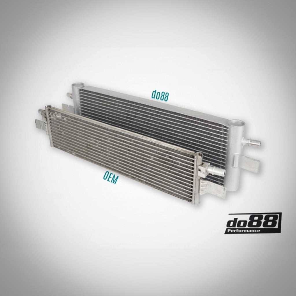 Silberner do88 GETRIEBEÖLKÜHLER mit horizontalen Lamellen und dem do88 Performance-Logo in der unteren rechten Ecke; perfekt passend für BMW G42 M240i, G2X 330e/M340i/M440i, G29 Z4 M40i und Toyota Supra A90/91 mit B58 Gen 2.