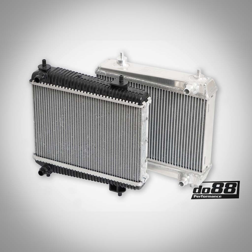 Zwei do88 Aluminium Upgrade Kühlmittelkühler, passend für BMW G87 M2, G80/G81 M3, G82/G83 M4 S58, sind nebeneinander abgebildet – perfekt zur Leistungssteigerung des BMW-Kühlsystems auf der Rennstrecke.
