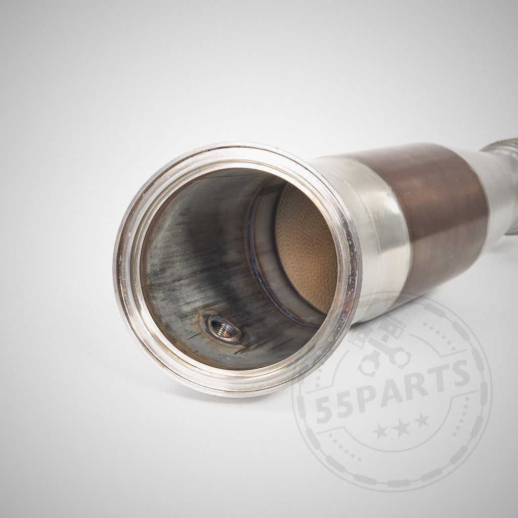 Nahaufnahme einer 55Parts & MH Pipes Special High Flow Downpipe (mit Euro 6 200 Zeller), passend für BMW M140i, M240i, M340i, 440i, 540i, 640i, 740i, 840i, X3, X4, Z4 und Supra B58(TU) F-/G-Serie.