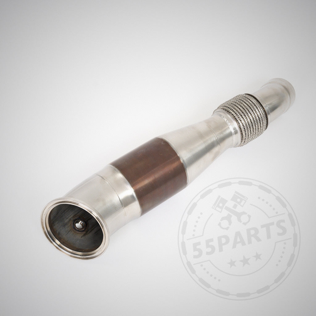 Die 55Parts Special: High Flow Downpipe (Euro 6 200 Zeller) von 55Parts & MH Pipes zeichnet sich durch ein flexibles Profil und einen optimierten Durchfluss aus und passt für BMW M140i-M340i, 440i-840i, X3/X4/Z4 und Supra B58(TU), abgebildet auf hellem Hintergrund.