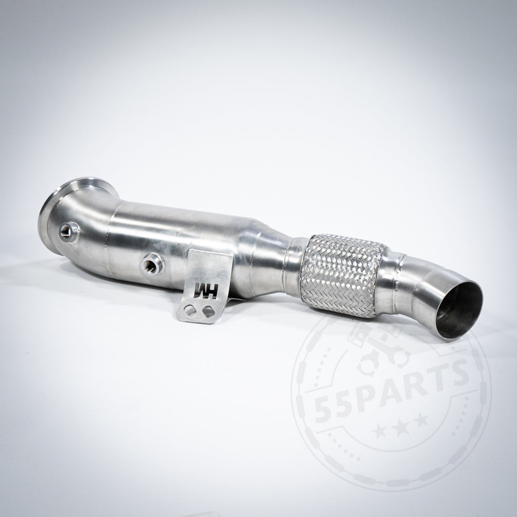 Die 55Parts Special High Flow Downpipe (Euro 6 200 Zeller) von 55Parts &amp; MH Pipes, mit Halter und Flexteil, passend für BMW M140i/M240i/M340i/440i/540i/640i/740i/840i/X3/X4/Z4/Supra B58(TU) F- und G-Serie; abgebildet auf weißem Grund.