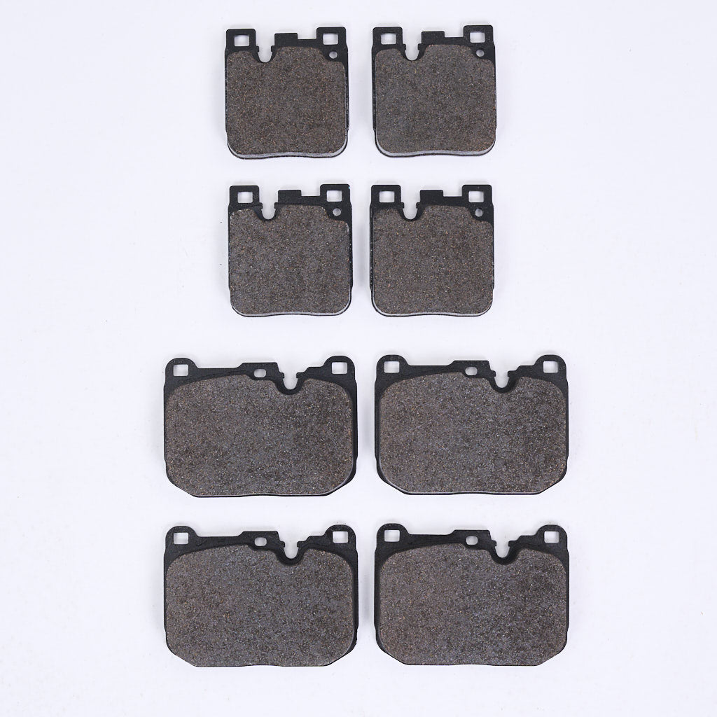Acht rechteckige BMW M Performance Bremsbeläge für blaue 4-Kolben/2-Kolben Anlage (ohne Ceramic), passend für F-Serie M135i/40i, M235i/40i, 335i/40i, 435i/40i, M2, M3 und M4, sind in vier Reihen auf weißem Grund angeordnet.