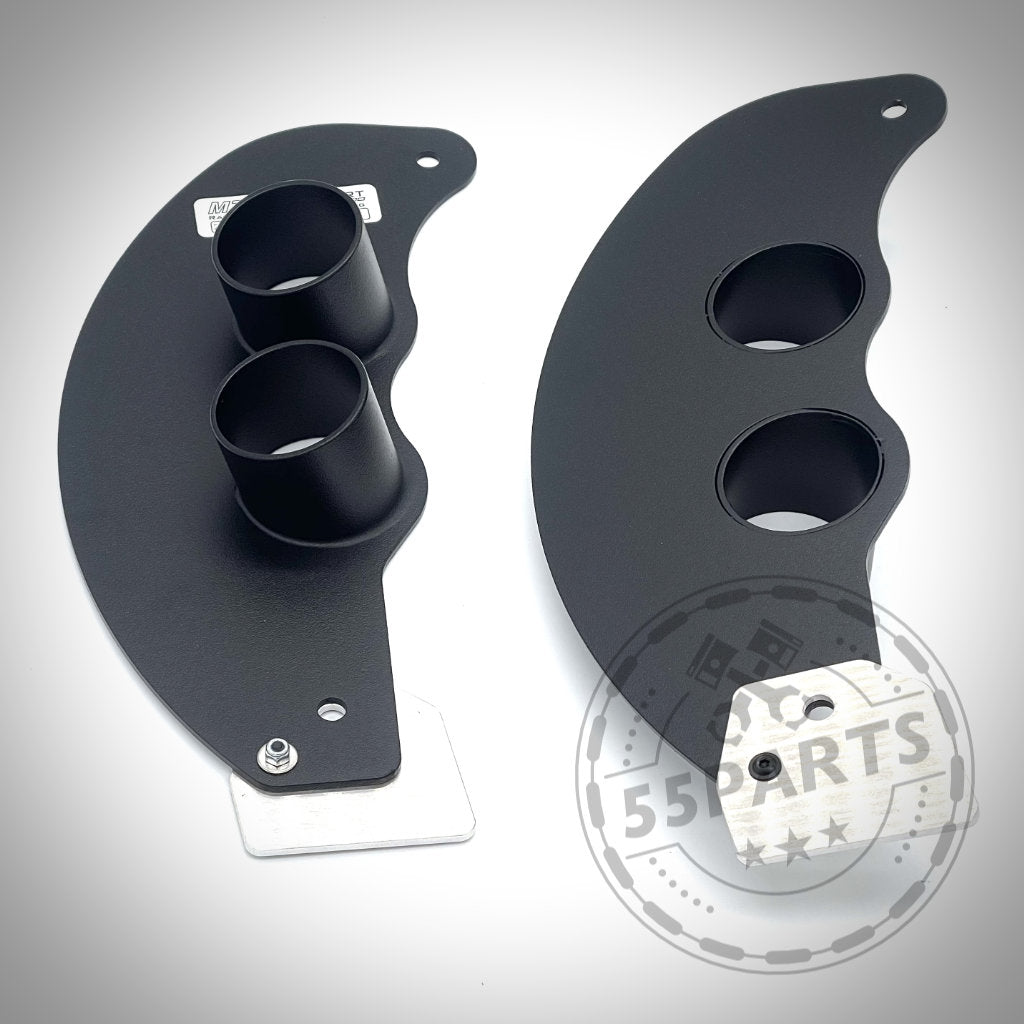 Zwei schwarze Metallteile mit kreisrunden Öffnungen, das 55Parts Exclusive Bremsbelüftungsset für BMW M2, M3, M4 (G80, G81, G82, G87 - G8x S58 Motor), sind auf weißem Hintergrund mit einem schwachen Parts Wasserzeichen dargestellt.