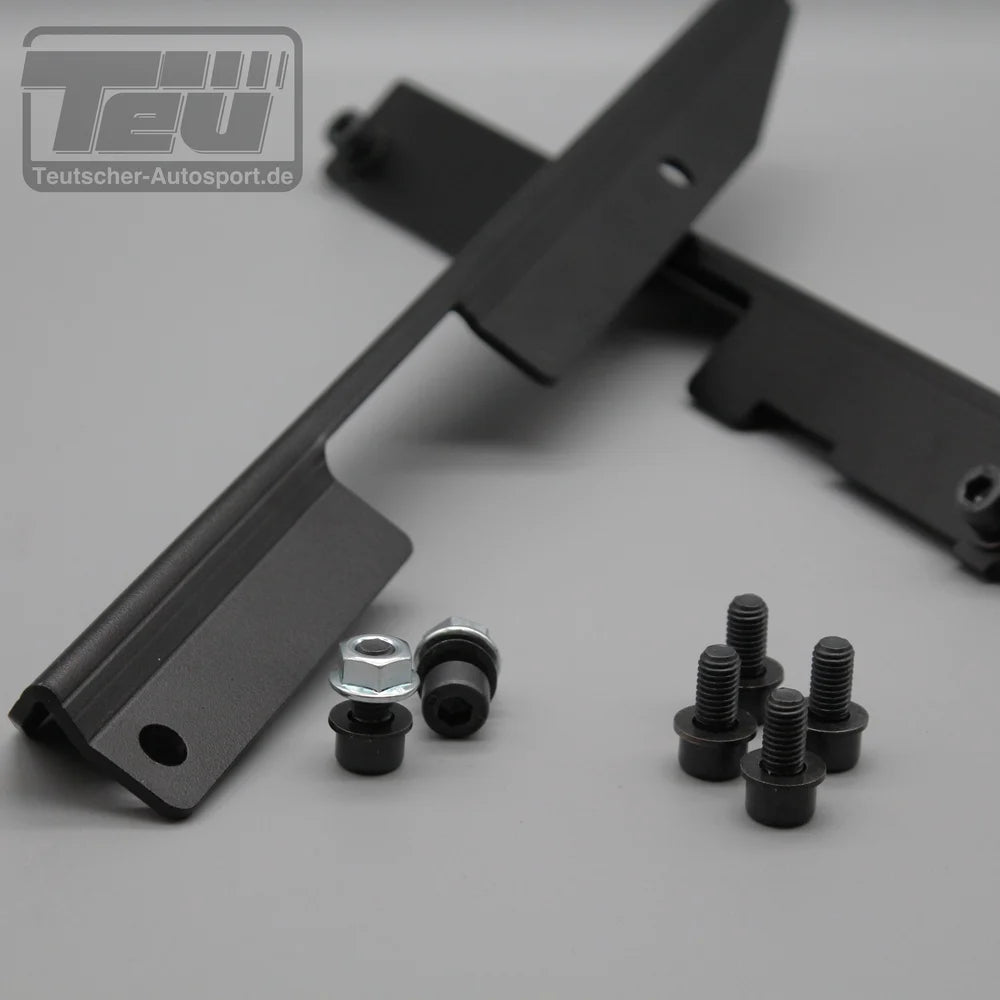Schwarze Metall-Autokonsolen mit Schrauben und Muttern auf grauer Oberfläche, TEU-Logo oben links. Teutscher Recaro Sportster CS Sitzkonsolen, passend für BMW E/F/G-Serie &amp; Toyota Supra A90 incl. Materialnachweis.