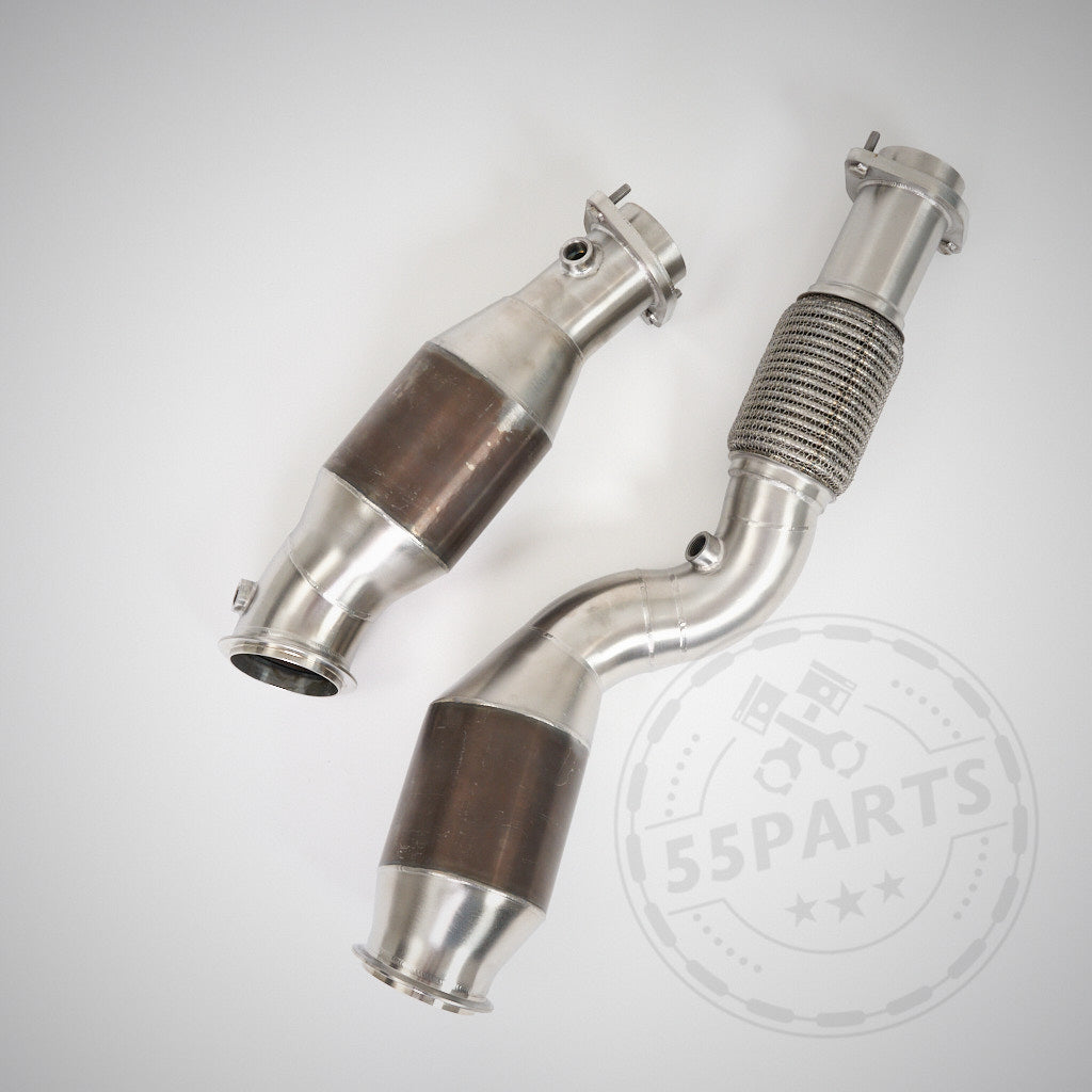 Zwei High Flow Downpipes (mit 200 Zeller Euro 6 Katalysatoren) von 55Parts & MH Pipes für BMW G87 M2, G80 M3, und G82 M4 S58 werden auf weißem Hintergrund mit dezentem Logo dargestellt.