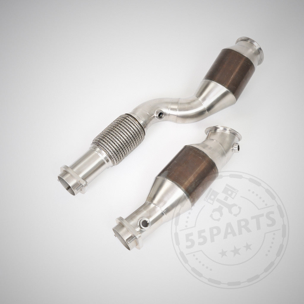 Zwei High Flow Downpipes (mit 200 Zeller Euro 6 Katalysatoren), passend für BMW G87 M2, G80 M3, G82 M4 S58 von 55Parts &amp; MH Pipes mit Flex-Abschnitten, ideal für strömungsoptimierte Setups, auf hellem Hintergrund mit 55PARTS Wasserzeichen.
