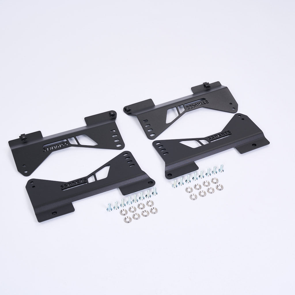Vier schwarze 55Parts Stahl Seitenadapter mit 24 Schrauben und Unterlegscheiben auf weißem Grund - perfekt zur Befestigung von Schalensitzen an OEM BMW Laufschienen (E-, F-, G-Serien).