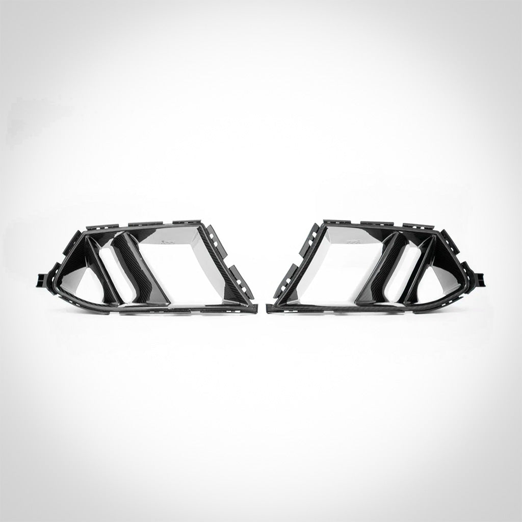 Twistnfix MHC TNF+ Double-Ducts Lufteinlässe aus Carbon für BMW M3 (G80/G81) & M4 (G82/G83) inkl. Teilegutachten, Paar gegenüberliegend präsentiert auf weißem Hintergrund.