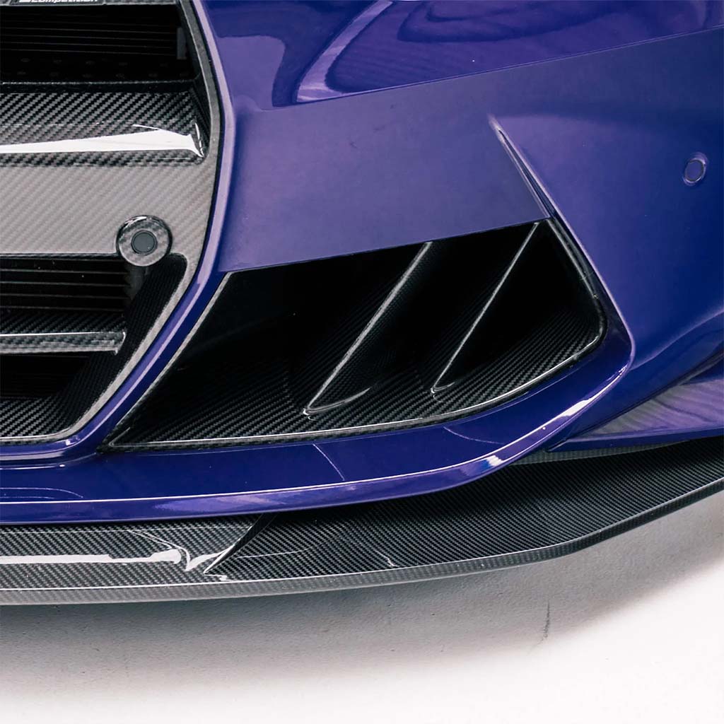 Twistnfix MHC TNF+ Double-Ducts Lufteinlässe aus Carbon für BMW M3 (G80/G81) & M4 (G82/G83) inkl. Teilegutachten, Paar gegenüberliegend präsentiert auf weißem Hintergrund.