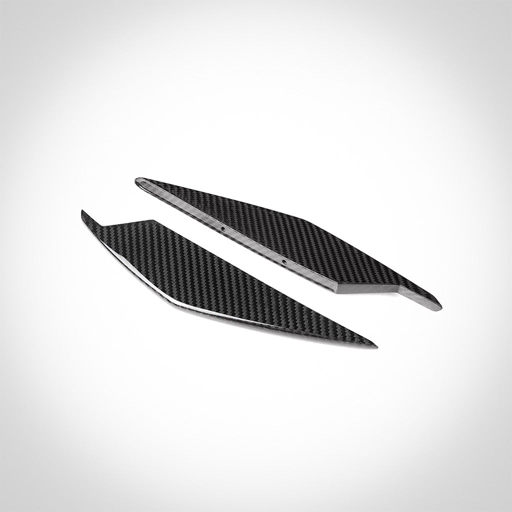 Zwei elegante, kantige schwarze TNF+ Frontschürzen Carbon von Twistnfix für BMW M3 (G80/G81) &amp; M4 (G82/G83), abgebildet auf weißem Hintergrund; inklusive Teilegutachten.