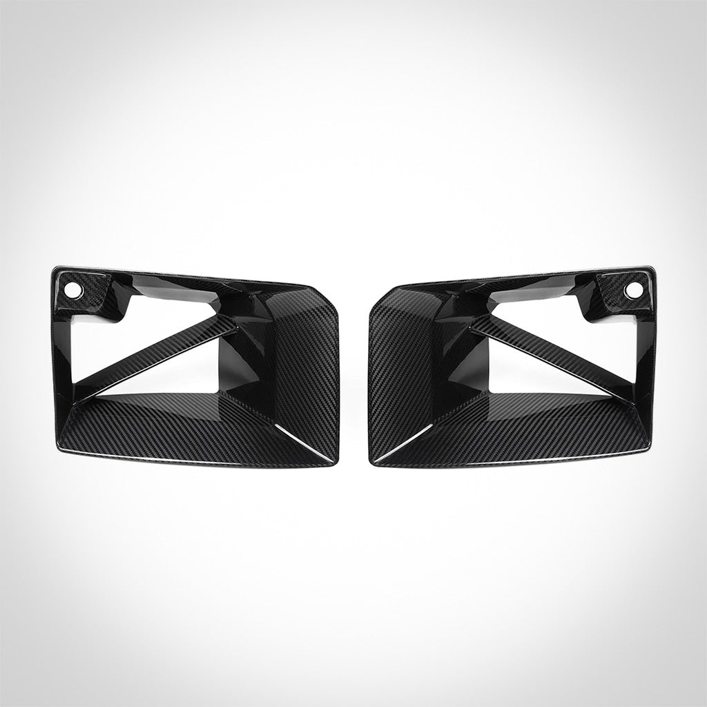Zwei TNF+ Lufteinlässe Carbon von Twistnfix für BMW M2 (G87) im kantigen Design, nebeneinander auf weißem Hintergrund - perfekt für optische Leistungssteigerungen. Inklusive Teilegutachten.