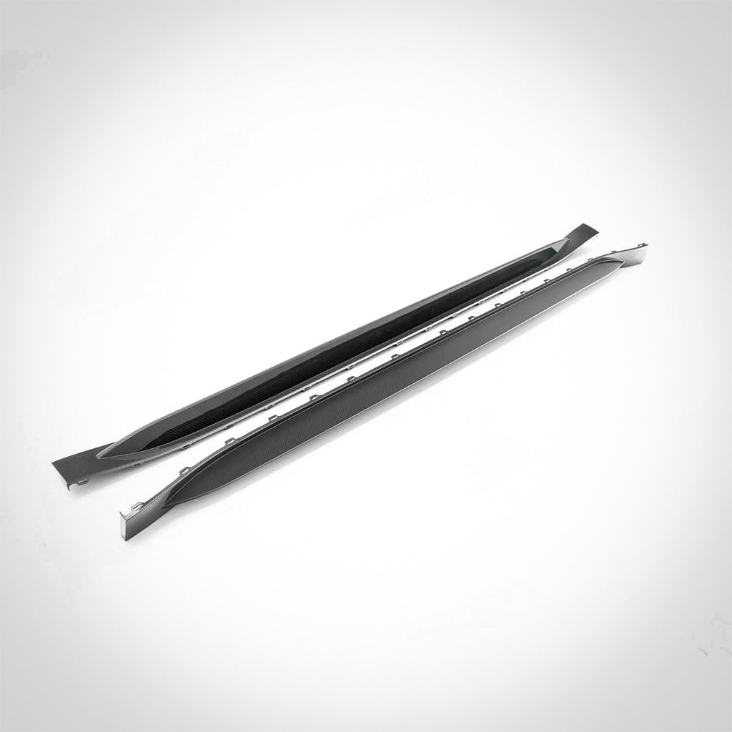 Zwei TNF+ OEM-Style Carbon Seitenschweller von Twistnfix, entwickelt für BMW M4 (G82/G83) mit Teilgutachten, sind auf weißem Hintergrund abgebildet.