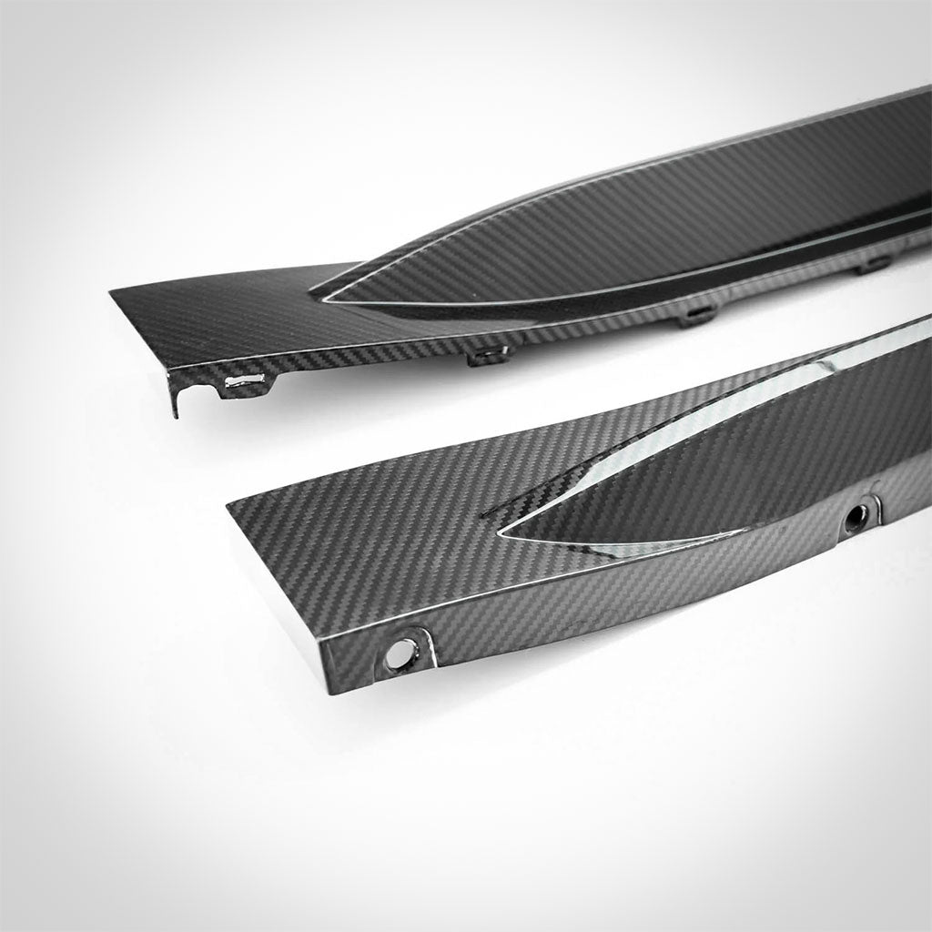 Zwei TNF+ OEM-Style Carbon Seitenschweller von Twistnfix, entwickelt für BMW M4 (G82/G83) mit Teilgutachten, sind auf weißem Hintergrund abgebildet.