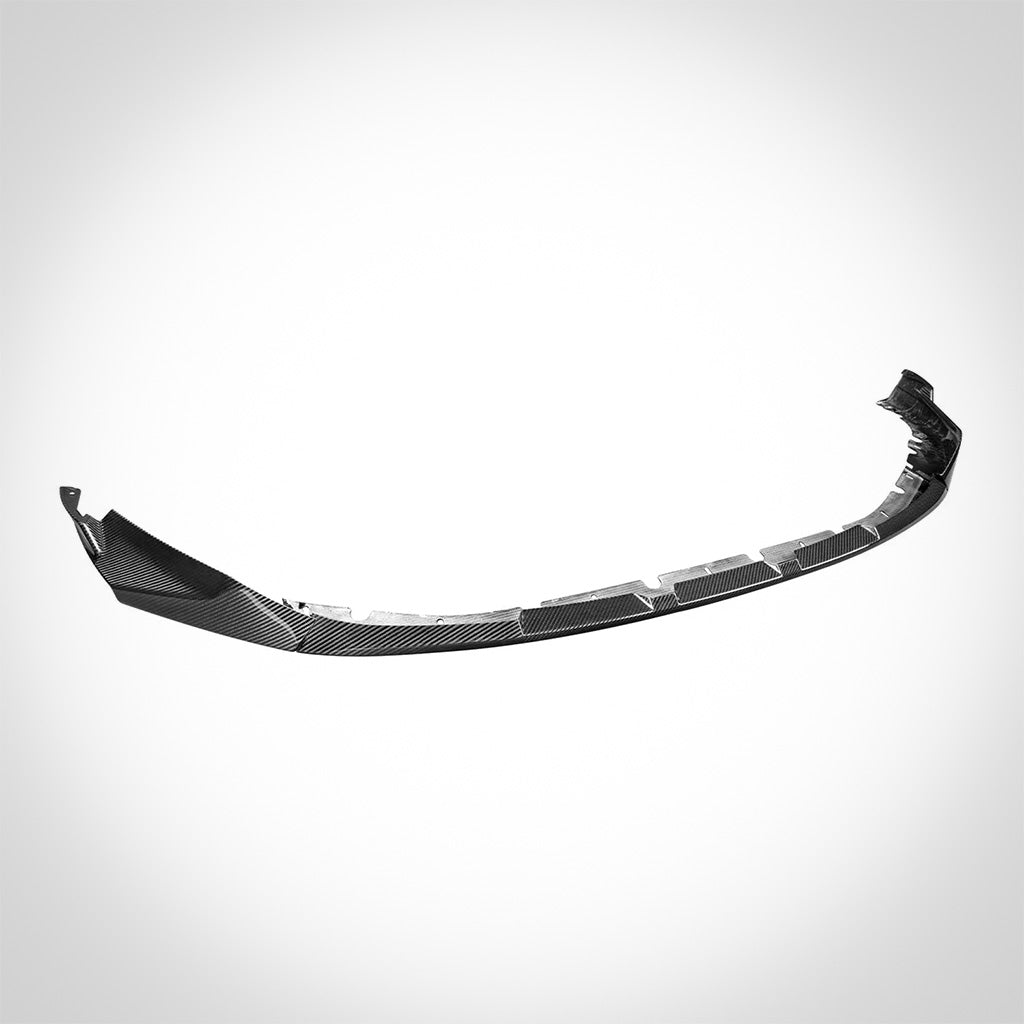 Ein Twistnfix TNF+ Performance Frontspoiler Carbon für BMW M3 (G80/G81) und M4 (G82/G83), inklusive Teilgutachten, wird auf weißem Hintergrund dargestellt.