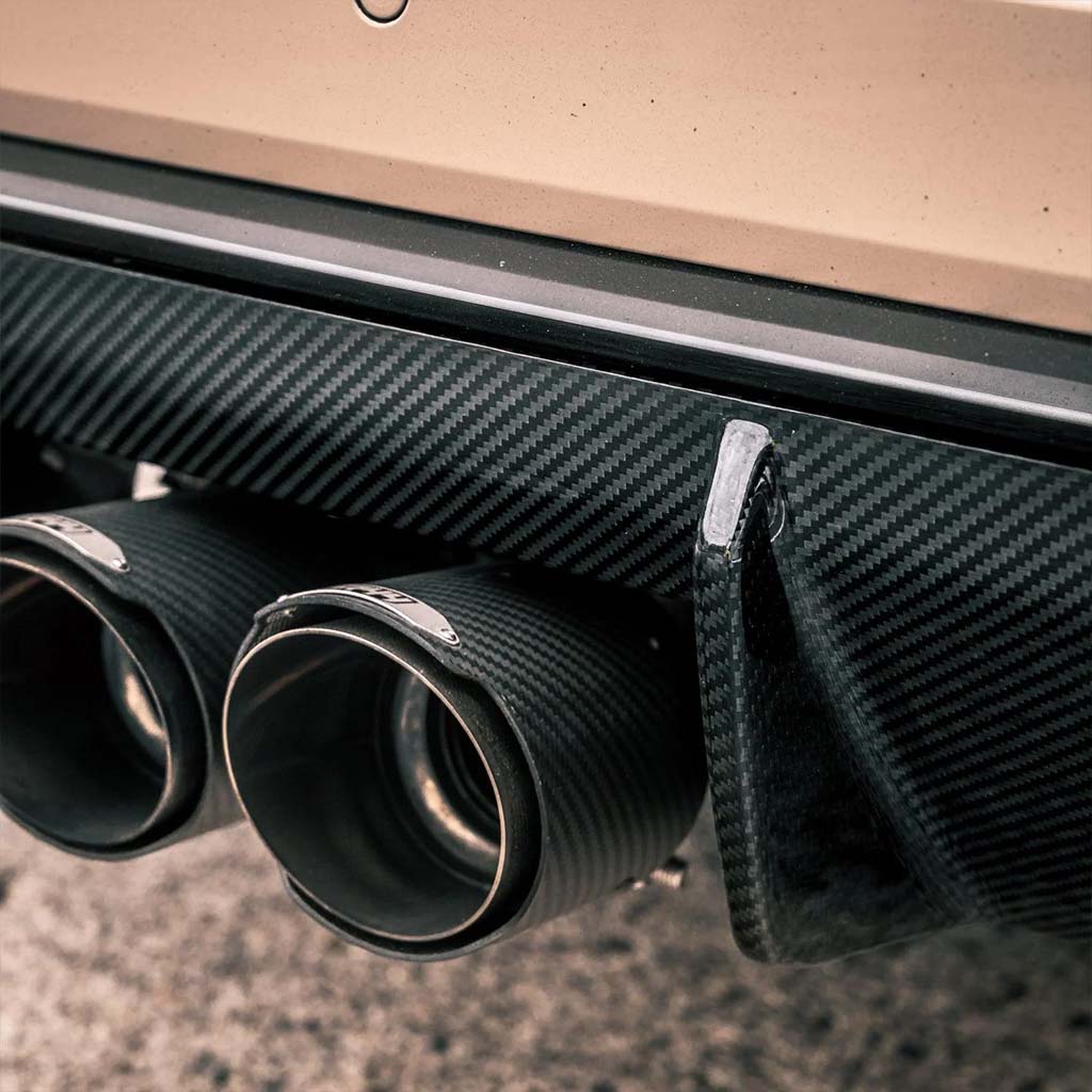 Der Twistnfix TNF+ Performance Heckdiffusor Carbon für BMW M3 (G80/G81) & M4 (G82/G83), inkl. Teilegutachten, verfügt über ein schlankes, aerodynamisches Design für verbesserte Leistung und ist auf einem schlichten weißen Hintergrund dargestellt.