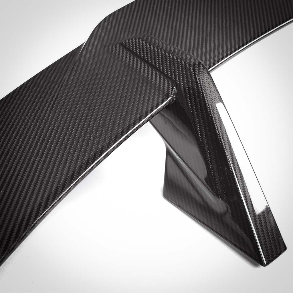 Nahaufnahme des Twistnfix TNF+ Performance Heckflügels Carbon für BMW M3 (G80), M4 (G82) und M2 (G87), die das schlanke, kantige Design vor weißem Hintergrund zeigt. Inklusive Teilegutachten.