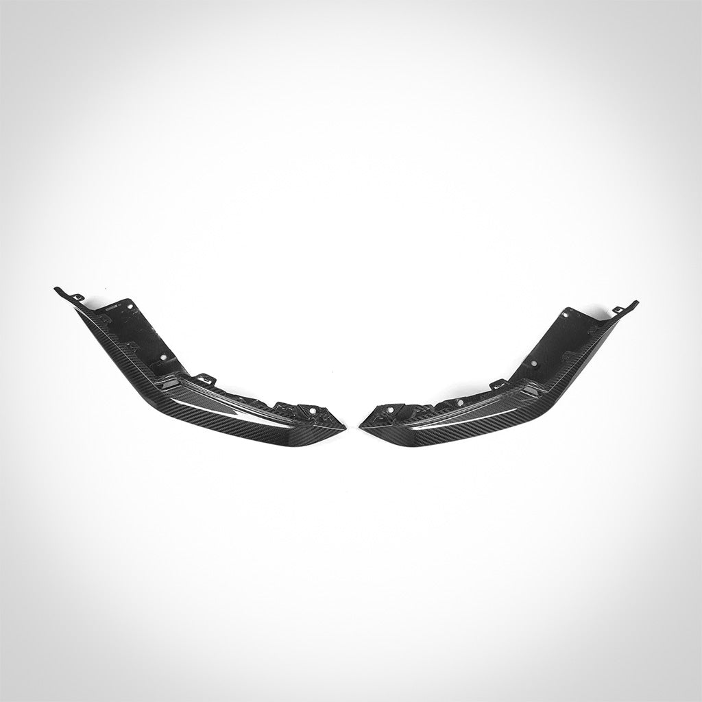 Zwei schwarze Twistnfix TNF+ Heck Seitendiffusoren Carbon, passend für BMW M3 (G80/G81) und inklusive Teilegutachten, sind symmetrisch auf einem weißen Hintergrund platziert.