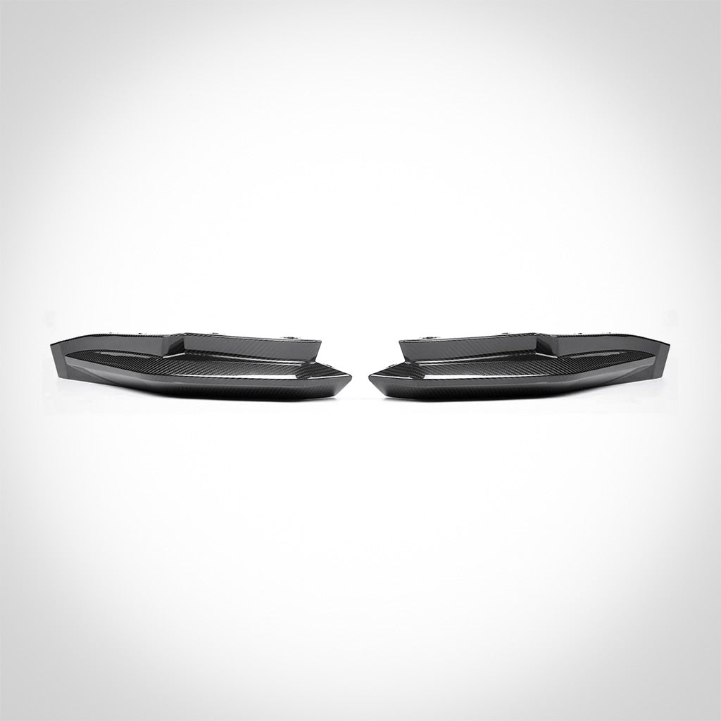 Zwei schwarze Twistnfix TNF+ Heck Seitendiffusoren Carbon, passend für BMW M3 (G80/G81) und inklusive Teilegutachten, sind symmetrisch auf einem weißen Hintergrund platziert.