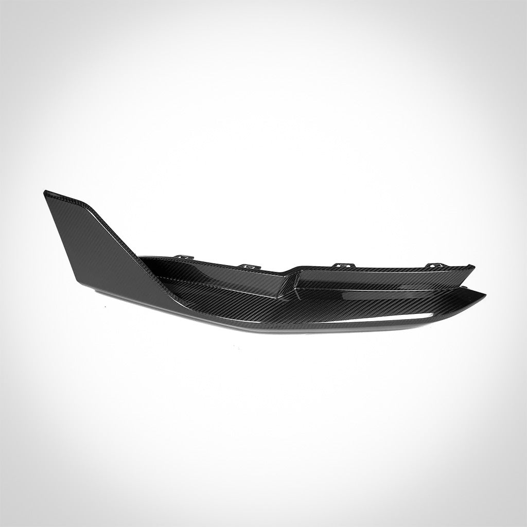 Zwei Twistnfix TNF+ Performance Seitendiffusoren Carbon für BMW M3 (G80/G81), inkl. Teilegutachten, einander gegenüberliegend auf einfarbig weißem Hintergrund.