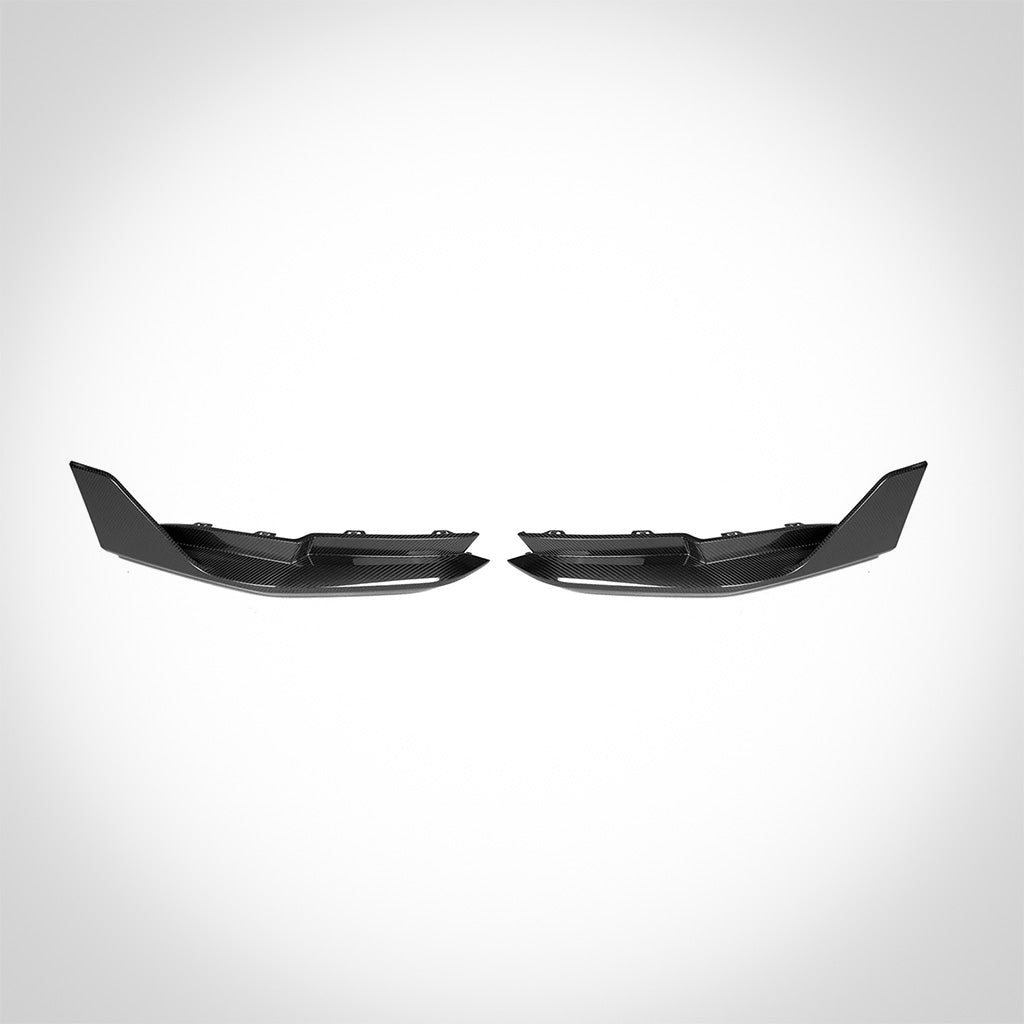 Zwei Twistnfix TNF+ Performance Seitendiffusoren Carbon für BMW M3 (G80/G81), inkl. Teilegutachten, einander gegenüberliegend auf einfarbig weißem Hintergrund.