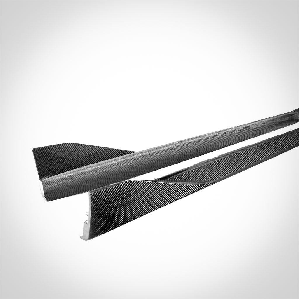 Zwei schwarze Twistnfix TNF+ Performance Seitenschweller Carbon für BMW M3 (G80/G81) inkl. Teilgutachten, abgebildet auf weißem Hintergrund.