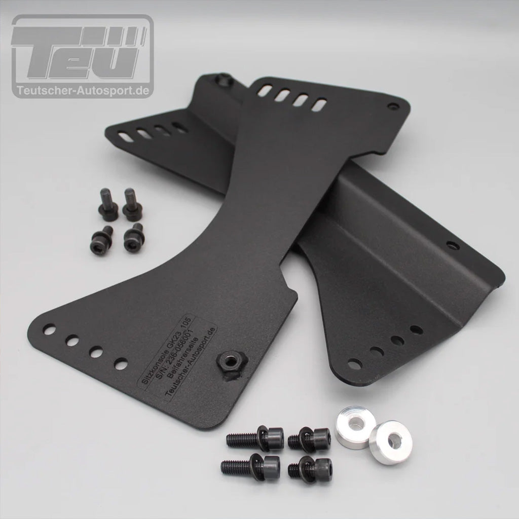 Zwei schwarze Metallkonsolen mit Schrauben und Unterlegscheiben, dargestellt auf hellem Hintergrund mit dem TEU-Logo. Teutsche Recaro, Sparco, OMP Sitzkonsolen passend für Mini R50 R53 incl. Materialnachweis.
