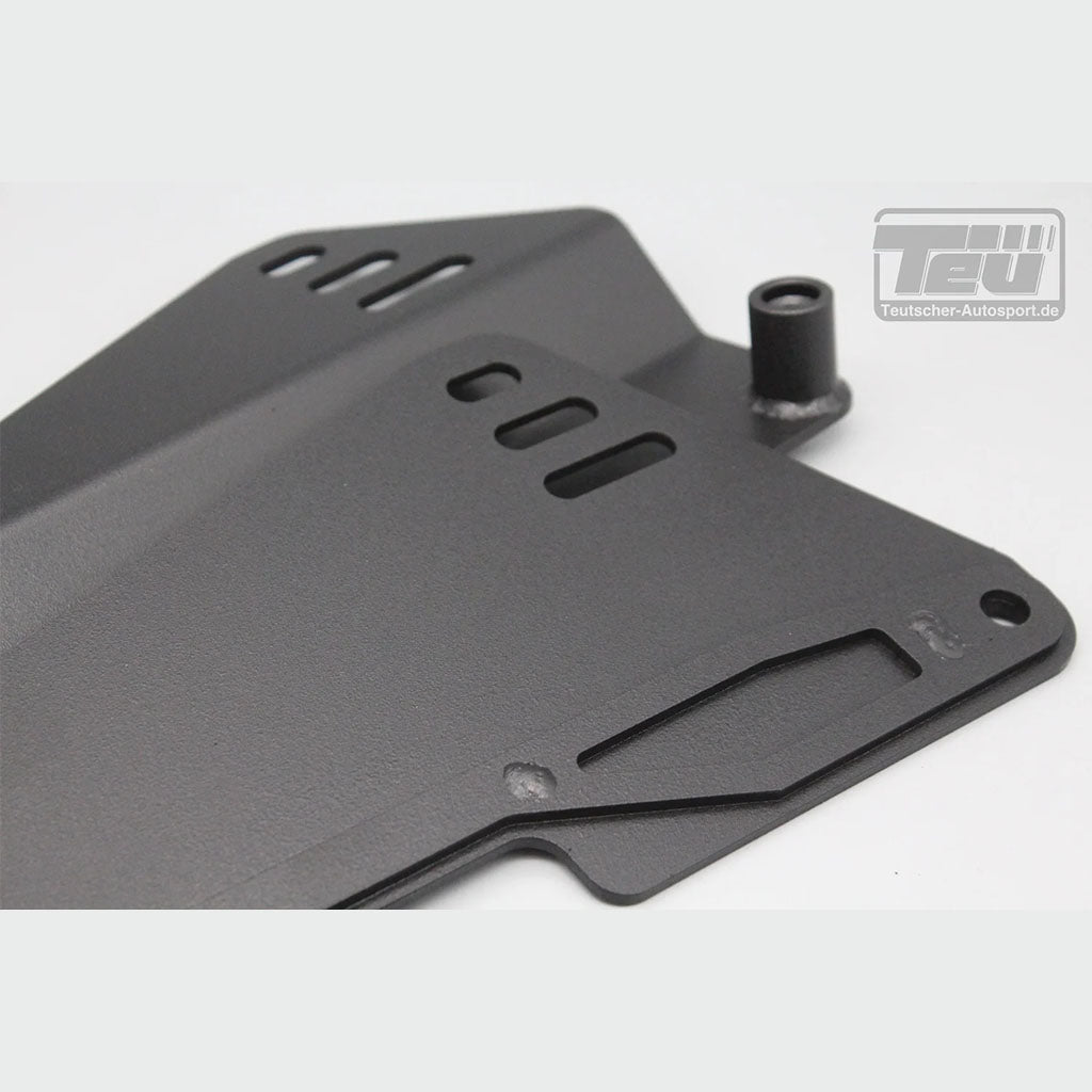 Nahaufnahme von schwarzen Metall-Autoteile mit Schlitzen und einem zylindrischen Pfosten, kompatibel mit Teutscher Recaro, Sparco, OMP Sitzkonsolen für Volkswagen Golf 7, Audi TT, Seat Leon Cupra usw., inkl. Materialzertifikat.