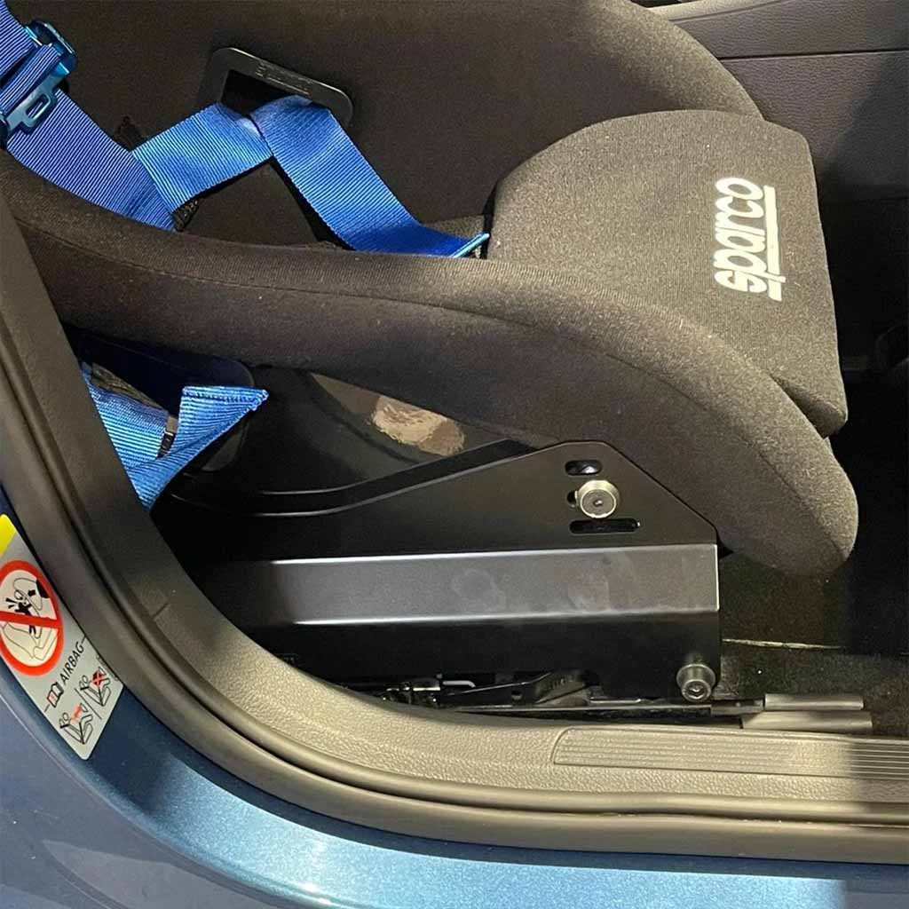 Nahaufnahme eines Rennwagensitzes mit blauem Gurtzeug und Sparco Branding in einem blauen Fahrzeug, ausgestattet mit Teutscher Recaro, Sparco, OMP Sitzkonsolen für VW Golf 7, Audi TT, Seat Leon Cupra inkl. Materialnachweis.