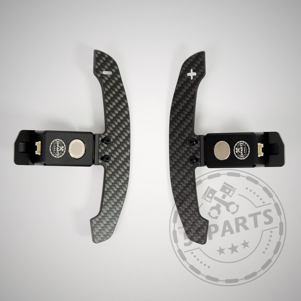 Die 55Parts Special magnetischen Schaltwippen (Rennsport) für den Toyota GR Yaris, hier mit schwarzem Sockel auf hellgrauem Hintergrund und 55Parts-Logo, sorgen für echtes Rennsport-Feeling.