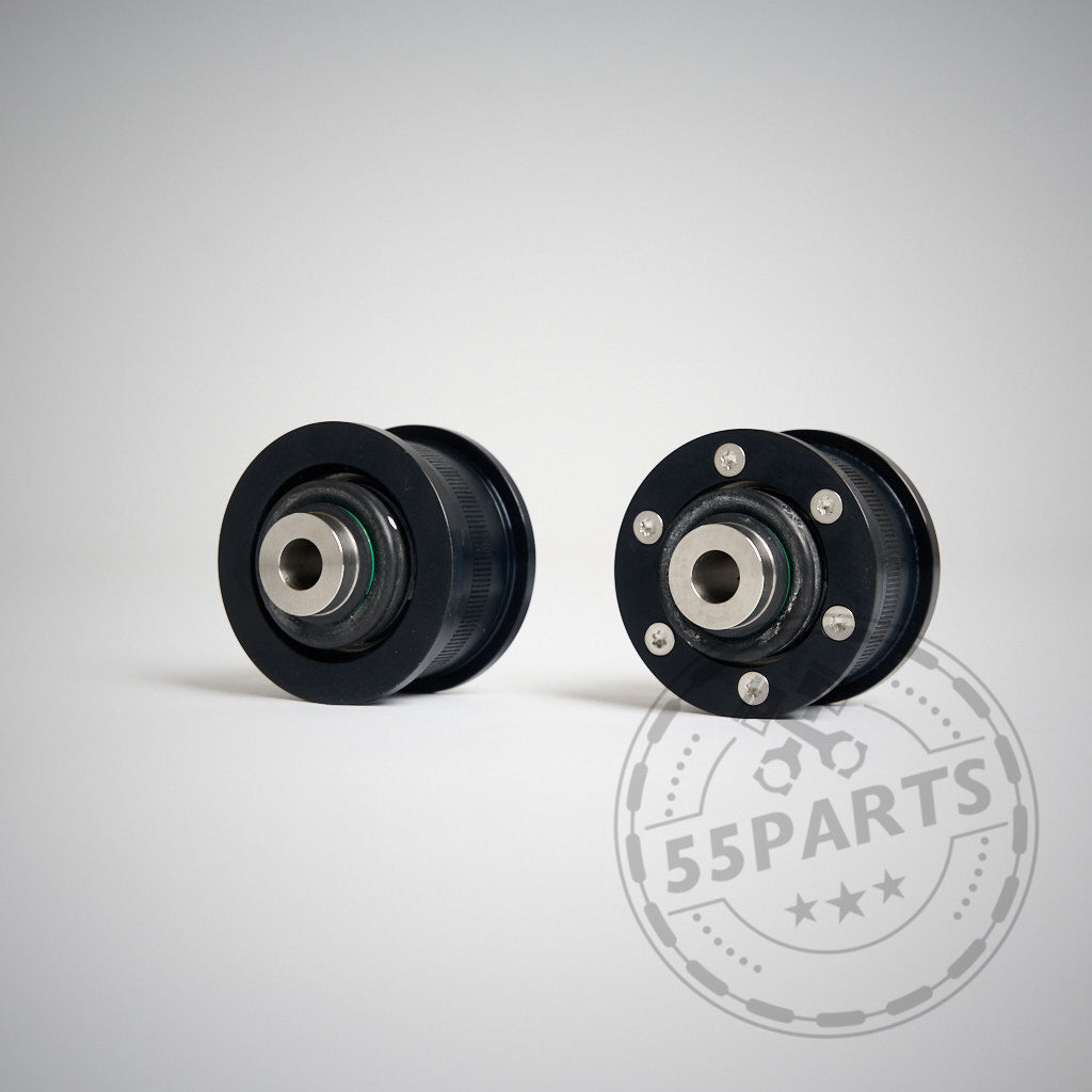 Zwei schwarze NoFlex-Lager aus Metall (Uniball Lager vordere Zugstrebe) passend für BMW G80, G81, G82, G87 (M2, M3, M4 inkl. Sondermodelle & xDrive), abgebildet auf einem schlichten hellen Hintergrund mit einem 55Parts-Wasserzeichen.
