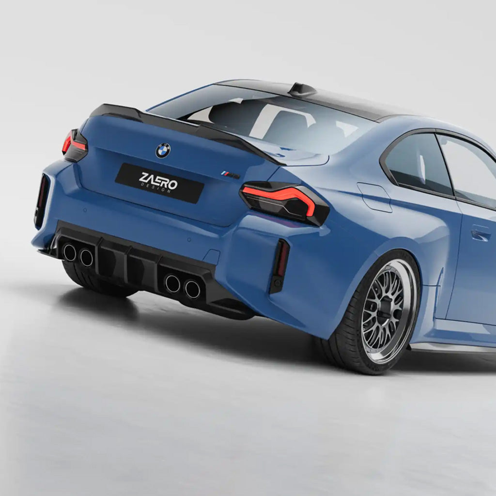 Heckansicht eines blauen BMW M2 G87 mit ZAERO EVO-S Heckspoiler, Vierfach-Auspuffanlage und schnittigen Rückleuchten.