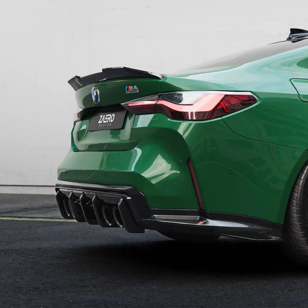 Heckansicht eines weißen BMW M3 mit einem ZAERO Design EVO-S Diffusor für BMW M3 G80, G81, und sportlichen schwarzen Akzenten.