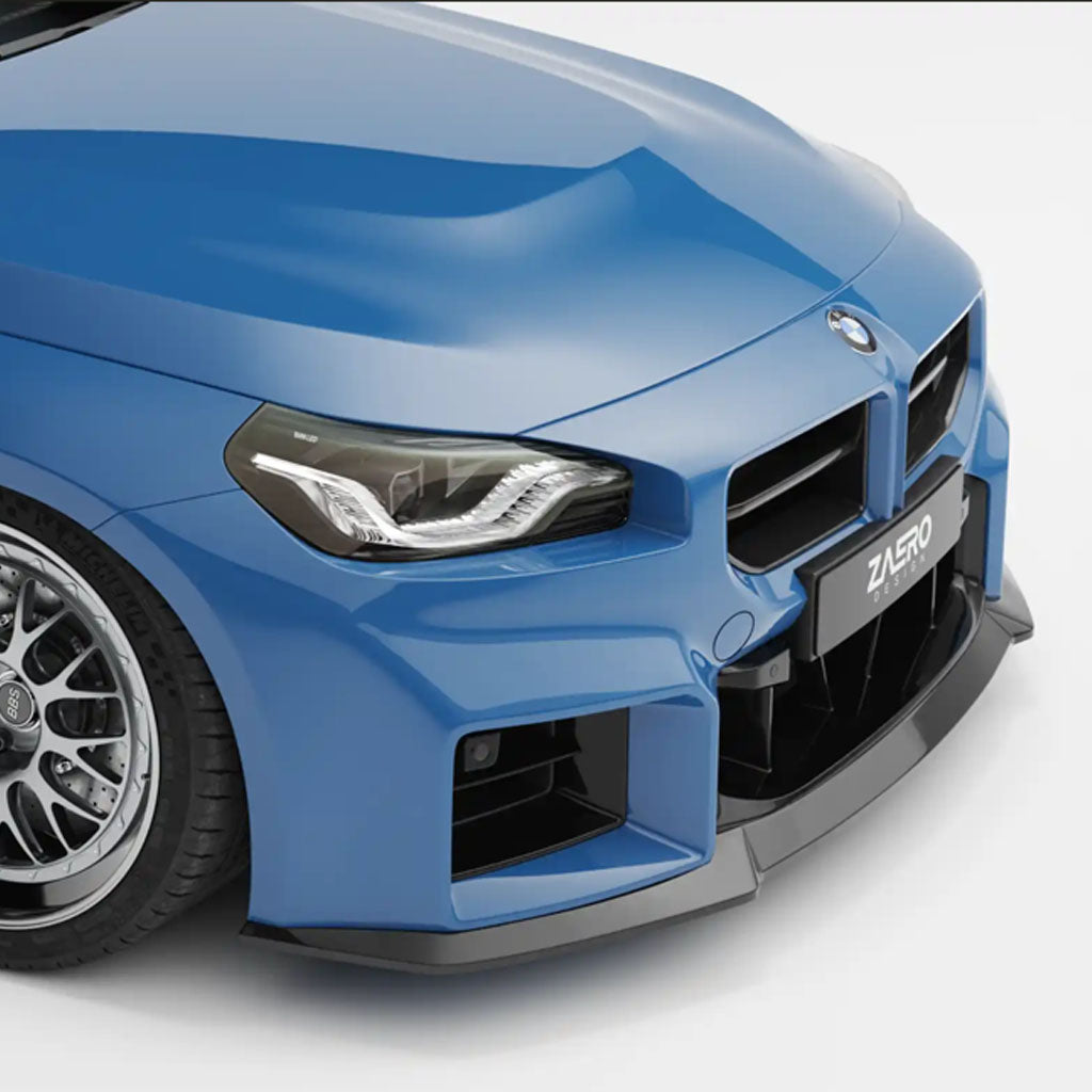 Nahaufnahme der Frontpartie eines blauen BMW M2 G87 mit dem ZAERO Design EVO-S Frontgrill mit Scheinwerfer und Nummernschild ZACRO, der den hochwertigen ZAERO Stil unterstreicht.