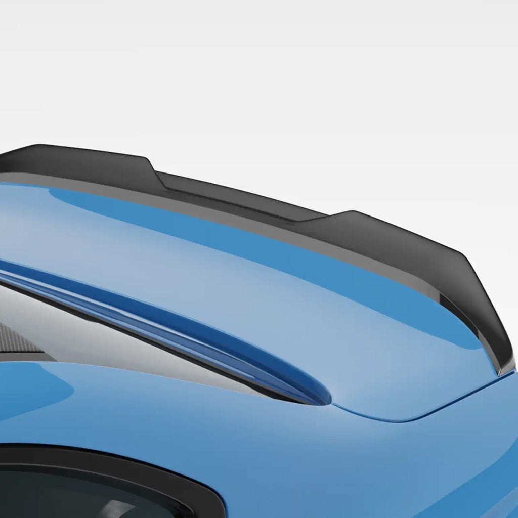 Nahaufnahme eines blauen BMW M2 G87, der mit dem ZAERO Design EVO-S Heckspoiler passend für BMW M2 G87 und G42 von ZAERO ausgestattet ist, vor einem schlichten Hintergrund.