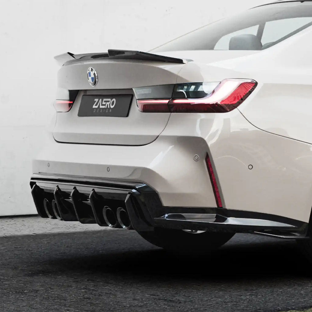 Heckansicht eines weißen BMW M3 G80 mit dem ZAERO Design EVO-S Heckspoiler, sportlicher Stoßstange, Vierfach-Auspuffanlage und einem ZAERO Nummernschild für eine verbesserte OEM+ Optik.