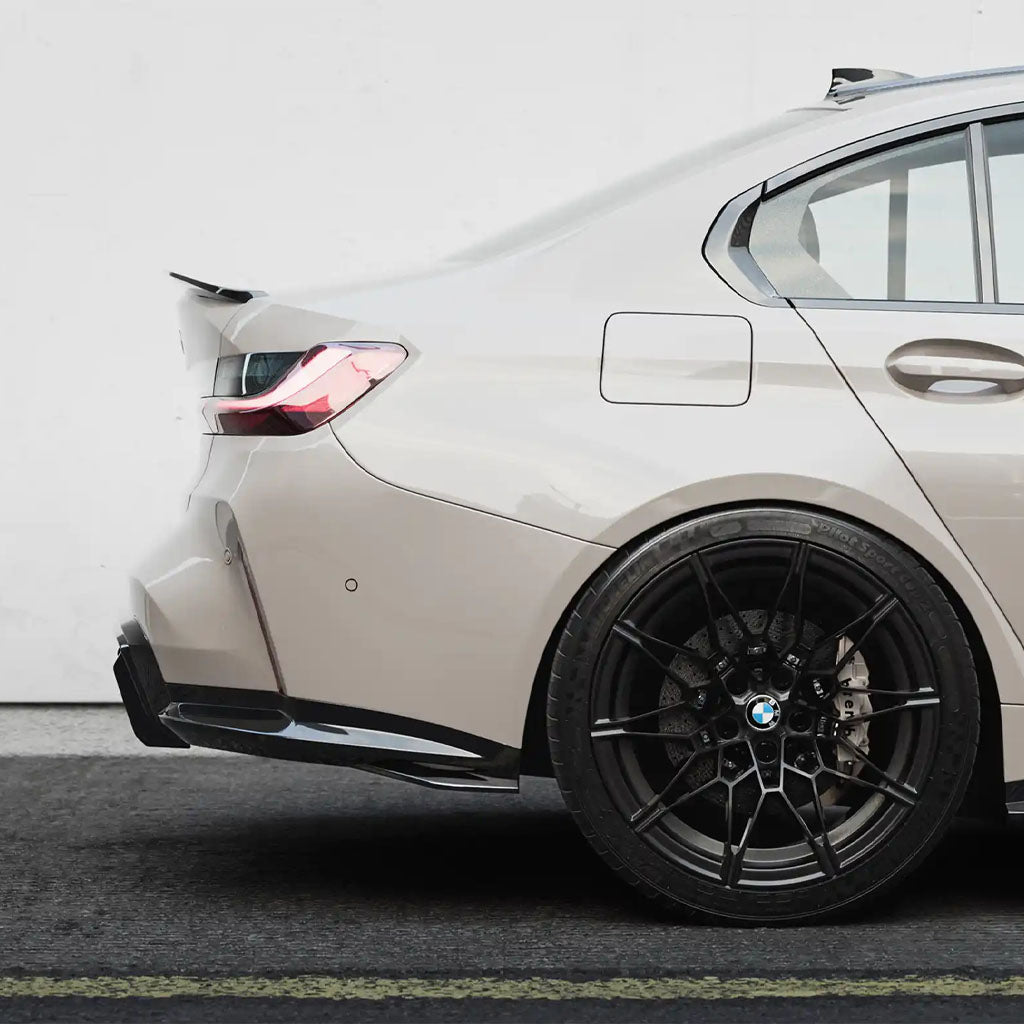 Heckansicht eines weißen BMW M3 G80 mit dem ZAERO Design EVO-S Heckspoiler, sportlicher Stoßstange, Vierfach-Auspuffanlage und einem ZAERO Nummernschild für eine verbesserte OEM+ Optik.