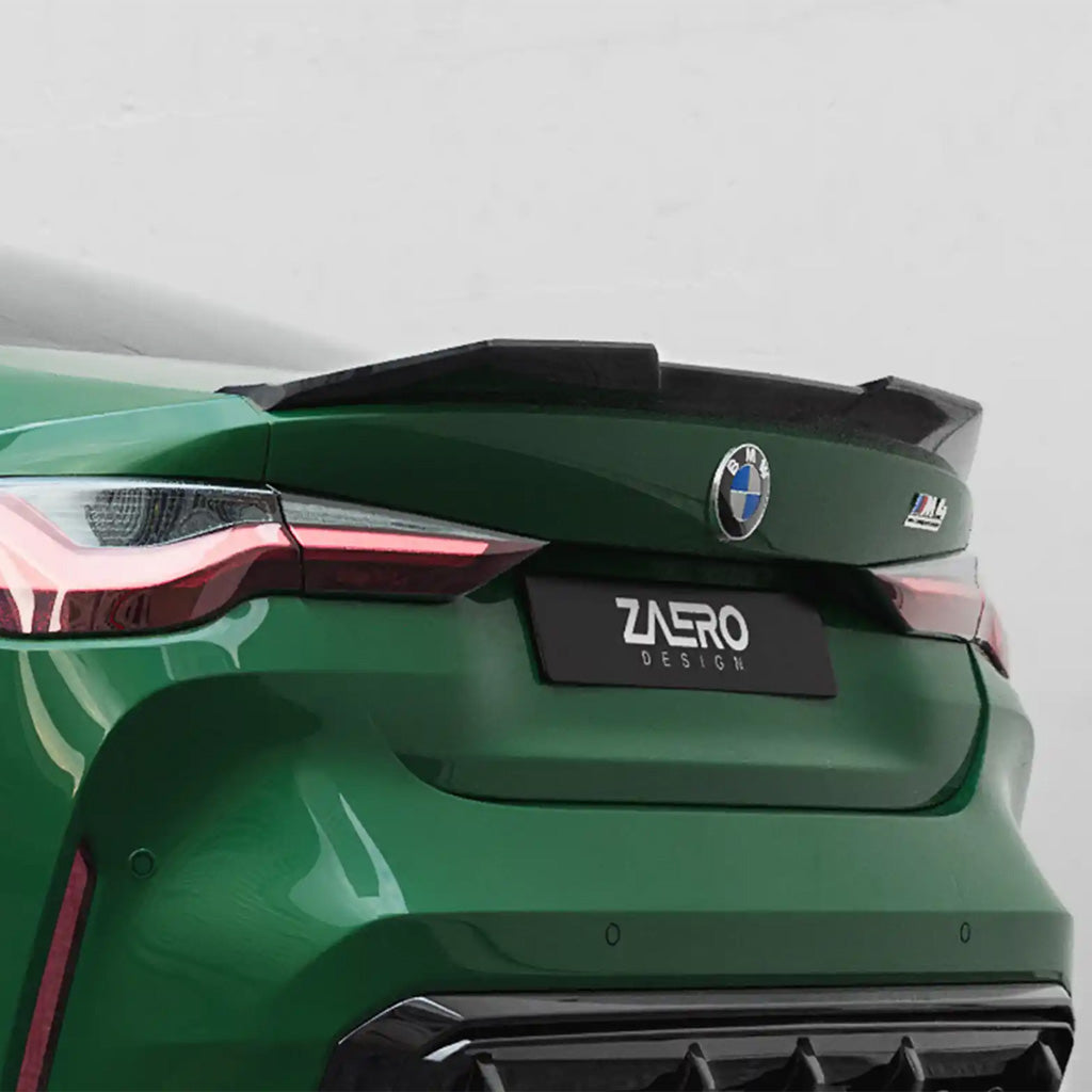 Grüner BMW M4 G82 mit bronzenen Rädern und einem ZAERO Design EVO-S Heckspoiler, auf dem Bürgersteig geparkt und von der hinteren Seite betrachtet.