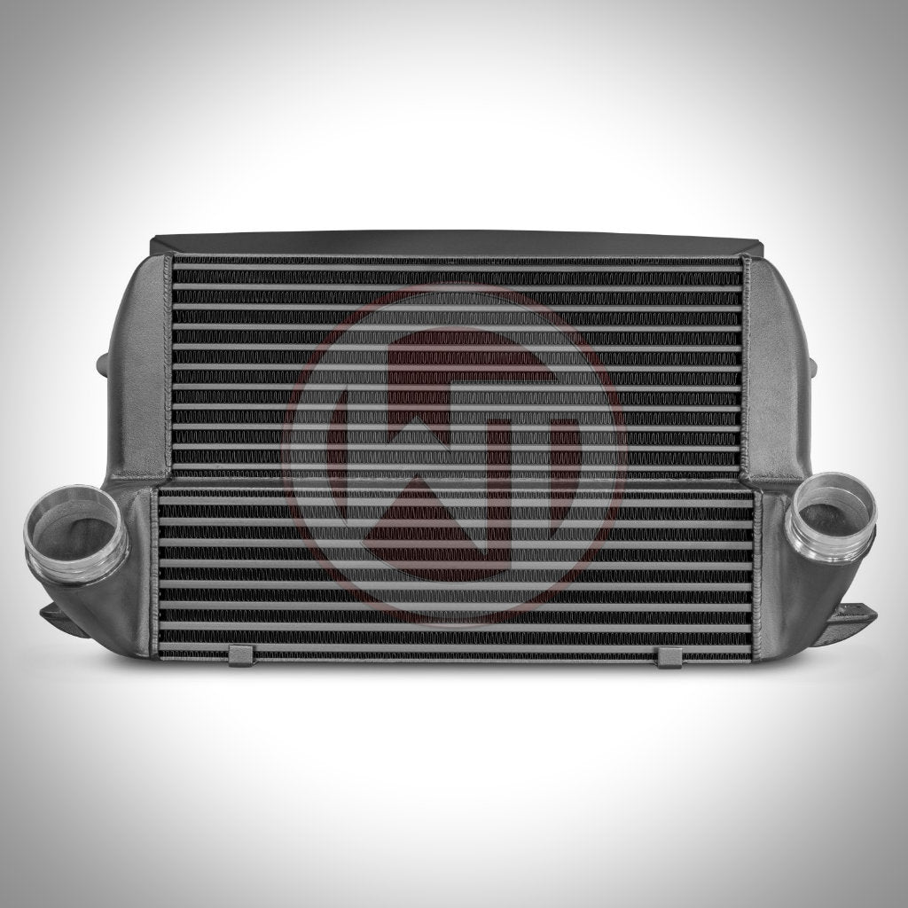 Das Wagner Tuning Evo 3 Competition Ladeluftkühler-Kit passend für BMW F2x, F87 N55 wird mit Schläuchen, Klemmen und Halterung gezeigt – ideal für FBO-Setups und perfekt für leistungsstarke M135i/M235i-Ladeluftkühler-Upgrades.