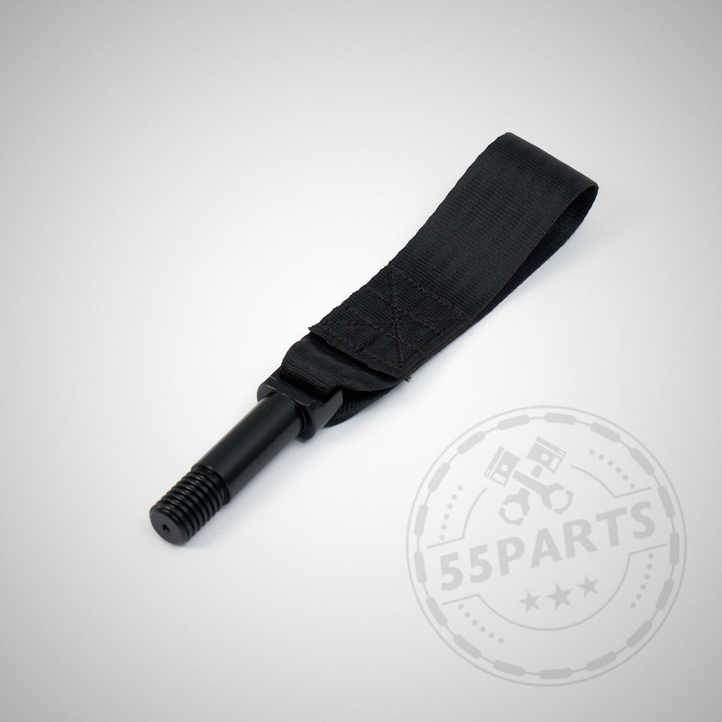 Die 55Parts Abschleppschlaufe Motorsport passend für BMW F-Serien (auch F87, F82) Modelle verfügt über ein schwarzes Nylonband mit genähter Schlaufe und Metallstange mit Gewinde, dargestellt auf einem schlichten weißen Hintergrund.