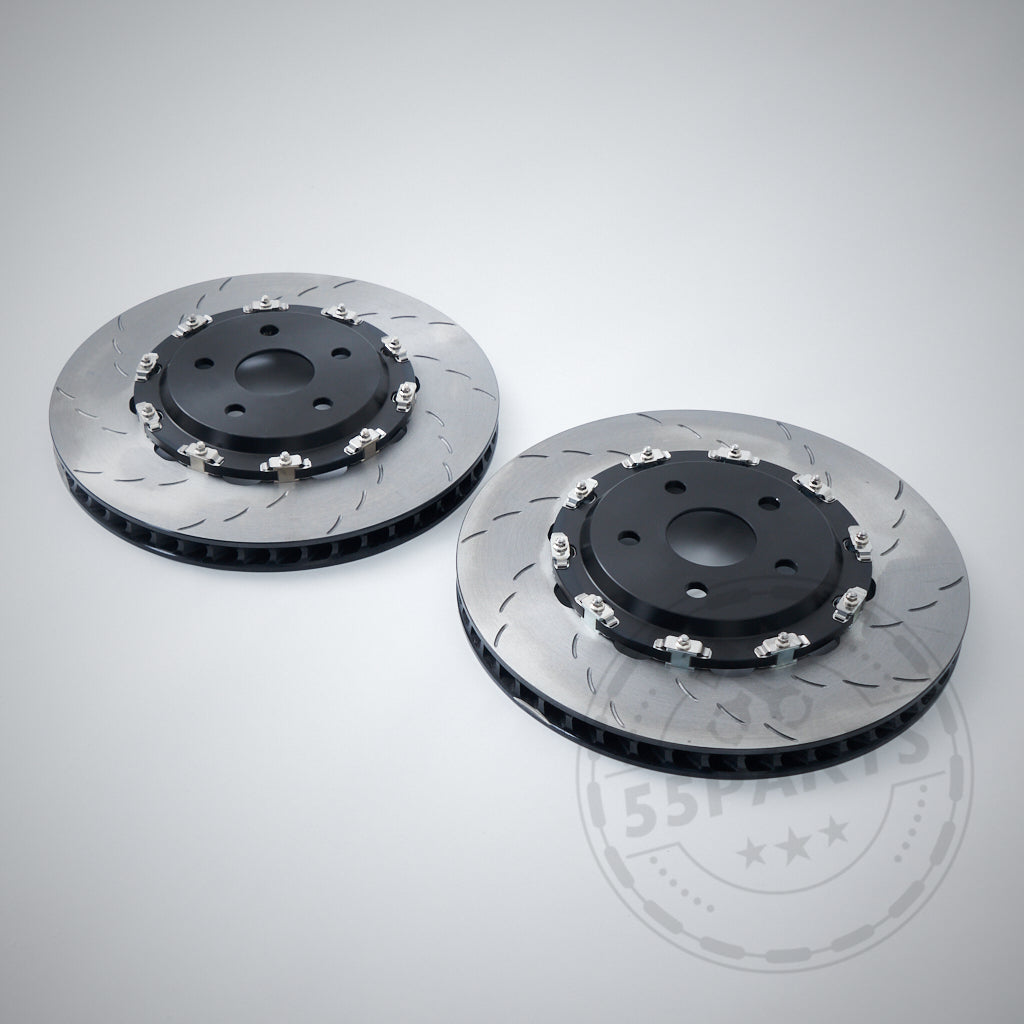 Zwei Carbopad 380mm zweigeteilte, schwimmend gelagerte Bremsscheiben passend für BMW M2, M3, M4 F8x werden auf hellgrauem Hintergrund gezeigt – perfekt für Serienbremsen und Rennstrecke.