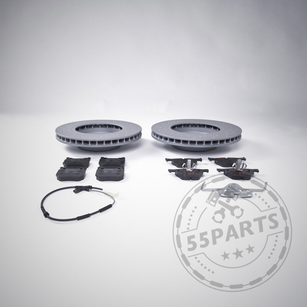 Abgebildet auf einer weißen Fläche mit dem 55Parts-Logo: das 55Parts Special Bremsen Upgrade Set Vorderachse, ideal für BMW 1er/2er F2x, 3er F3x 35i/40i (340mm) – inklusive zwei Bremsscheiben, Belägen, Sensorkabel und Hardware.
