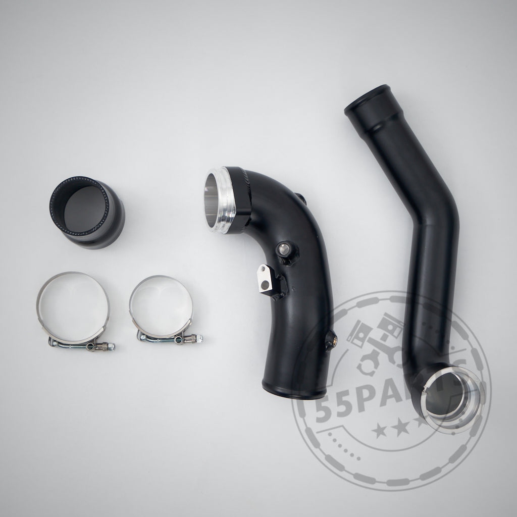 Zwei schwarze Aluminium-Laderohre, zwei Schlauchschellen und ein Silikonverbinder – perfekt für ein FBO-Setup eines BMW oder Toyota Supra B58 (G-Serie) – sind auf einem hellgrauen Hintergrund angeordnet.