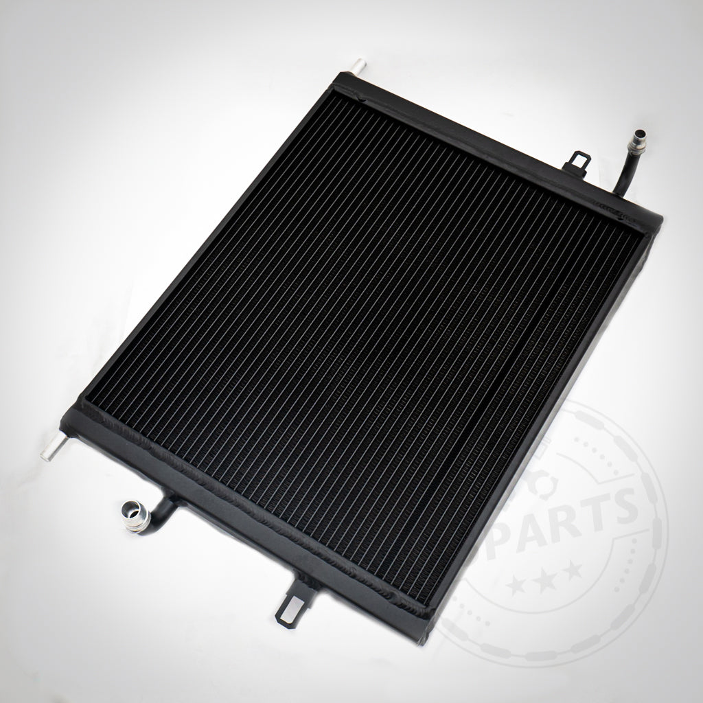 Upgrade Kühlmittelkühler, Wasserkühler Ladeluftkreislauf passend für BMW F2x/F3x 18-40i B48/B58 Motoren inklusive Gutachten, in Schwarz auf weißem Hintergrund und leicht angewinkelt – perfekt für Full Bolt On Setups.