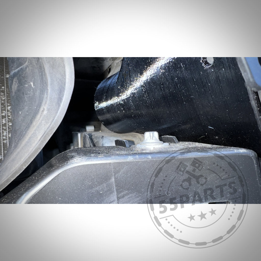 Nahaufnahme eines Automotorteils mit sichtbaren Schrauben und einem 55Parts-Logo-Wasserzeichen. Perfekt für alle, die sich für das exklusive 55Parts Bremsbelüftungsset passend für BMW 2er F22 M-Paket-Modelle (inkl. M235i, M240i) interessieren, ideal für die Rennstrecke.