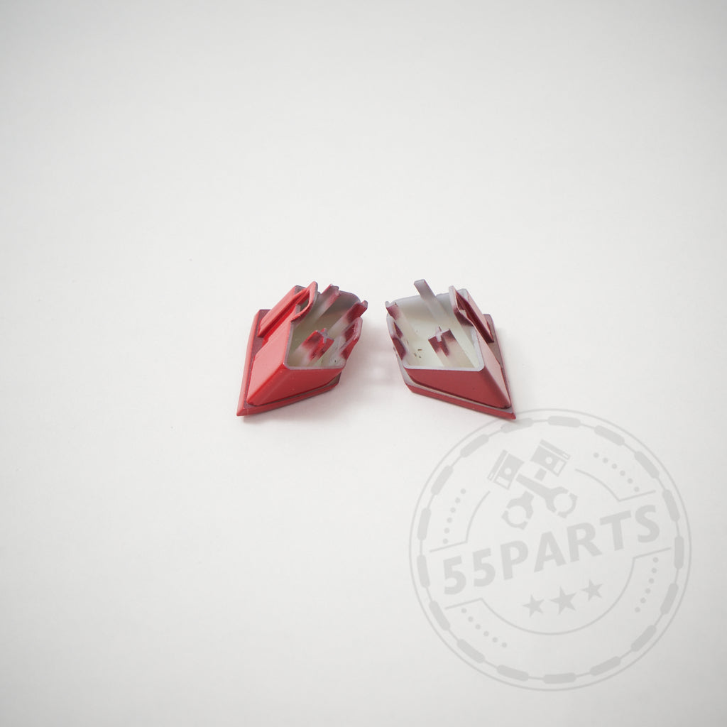 Zwei kleine rote 55Parts Special: Rote M1/M2-Tasten aus Kunststoff passend für BMW F-Serie (F2x, F3x, F8x) liegen auf einer weißen Oberfläche mit dem Wasserzeichen „55Parts“, perfekt für die Aufwertung Ihres BMW-Innenraums.