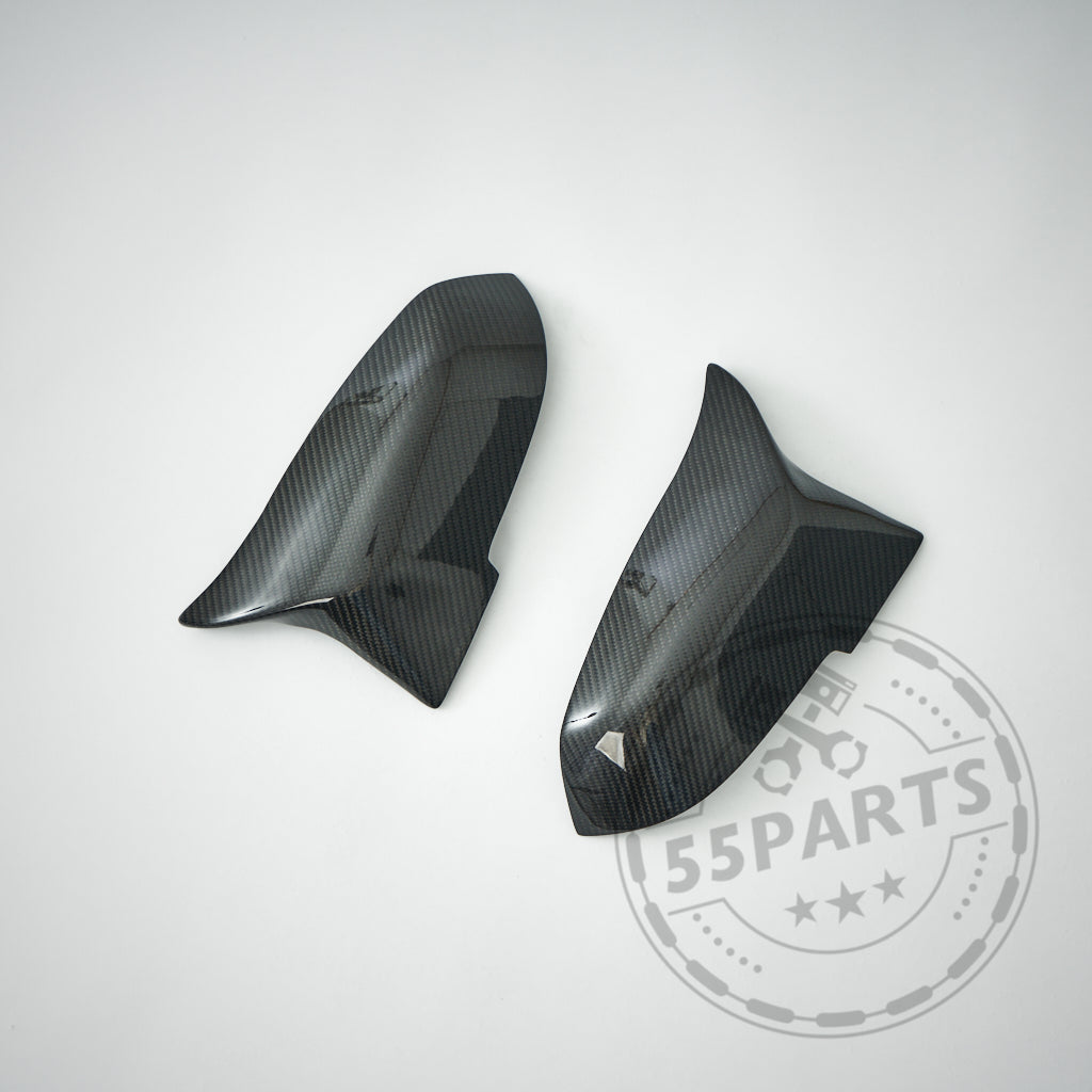 Zwei Spiegelkappen line55parts.comsign passend für BMW F87 F2x F3x M2 M135i M140i M340i werden auf einem weißen Hintergrund mit einem 55Parts-Wasserzeichen in der Ecke angezeigt.
