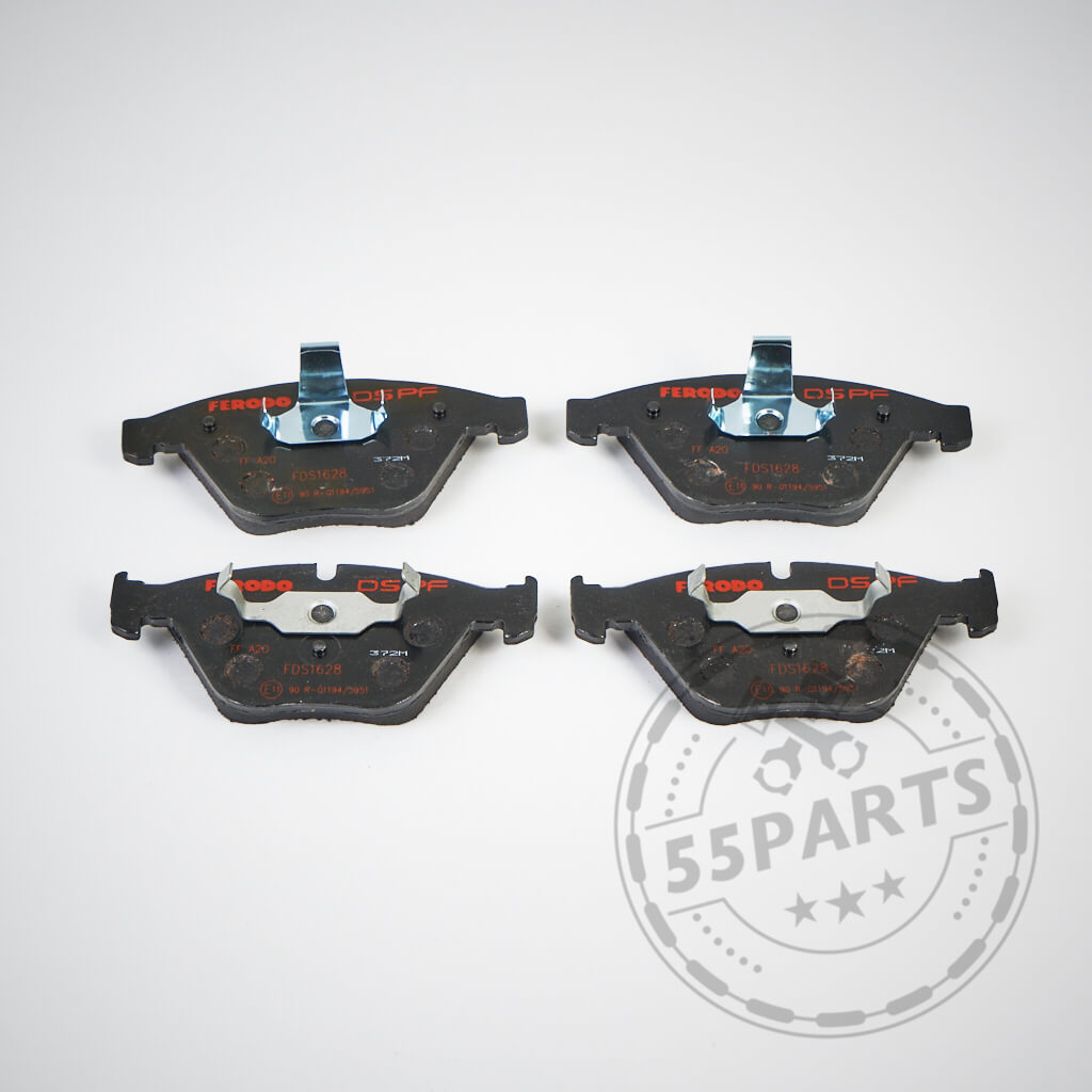 Vier schwarze Ferodo Bremsbeläge passend für BMW 1er E82 E8x 135i (6- und 4-Kolben Sattel) Bremsbeläge werden auf weißem Hintergrund mit einem 55Parts-Wasserzeichen angezeigt.